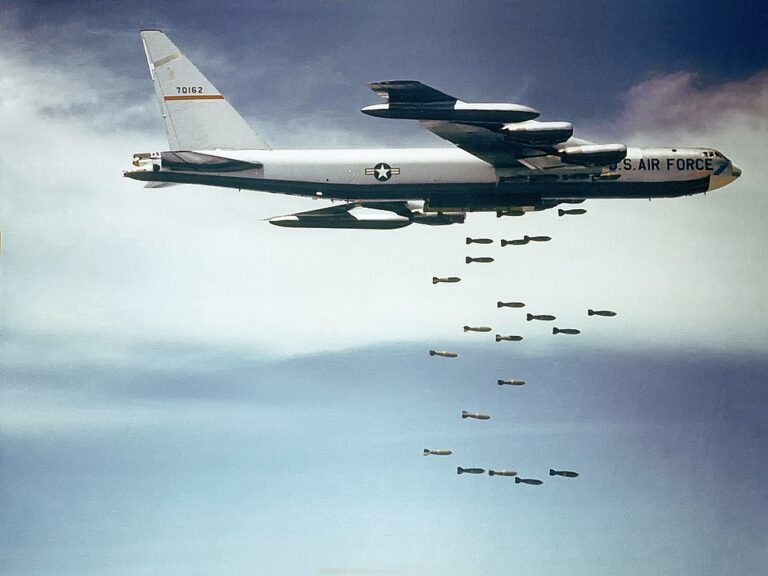Vietnamská válka, konkrétně letecké operace USAF, se nevyhnuly ani Planině džbánů. Zdroj foto: USAF, Public domain, via Wikimedia Commons