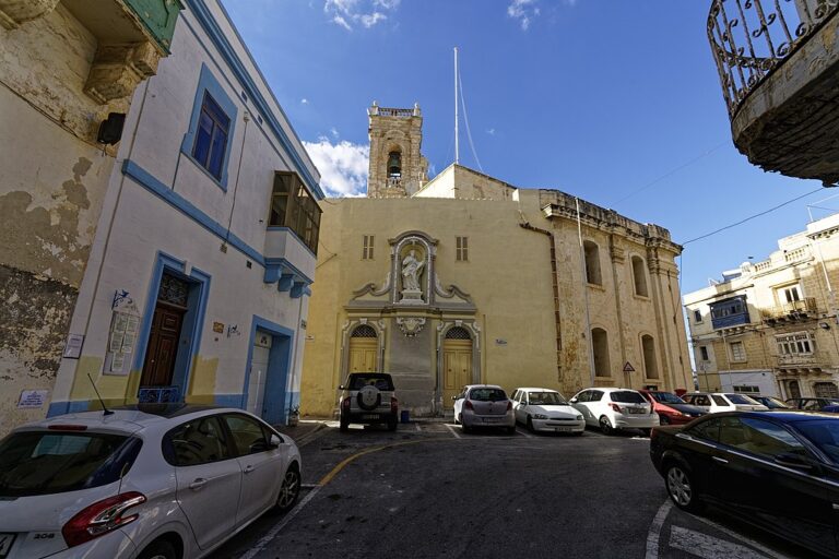 Kostel sv. Filipa, kde údajně celebroval mši kostlivec. Zdroj foto: Txllxt TxllxT, CC BY-SA 4.0 , via Wikimedia Commons