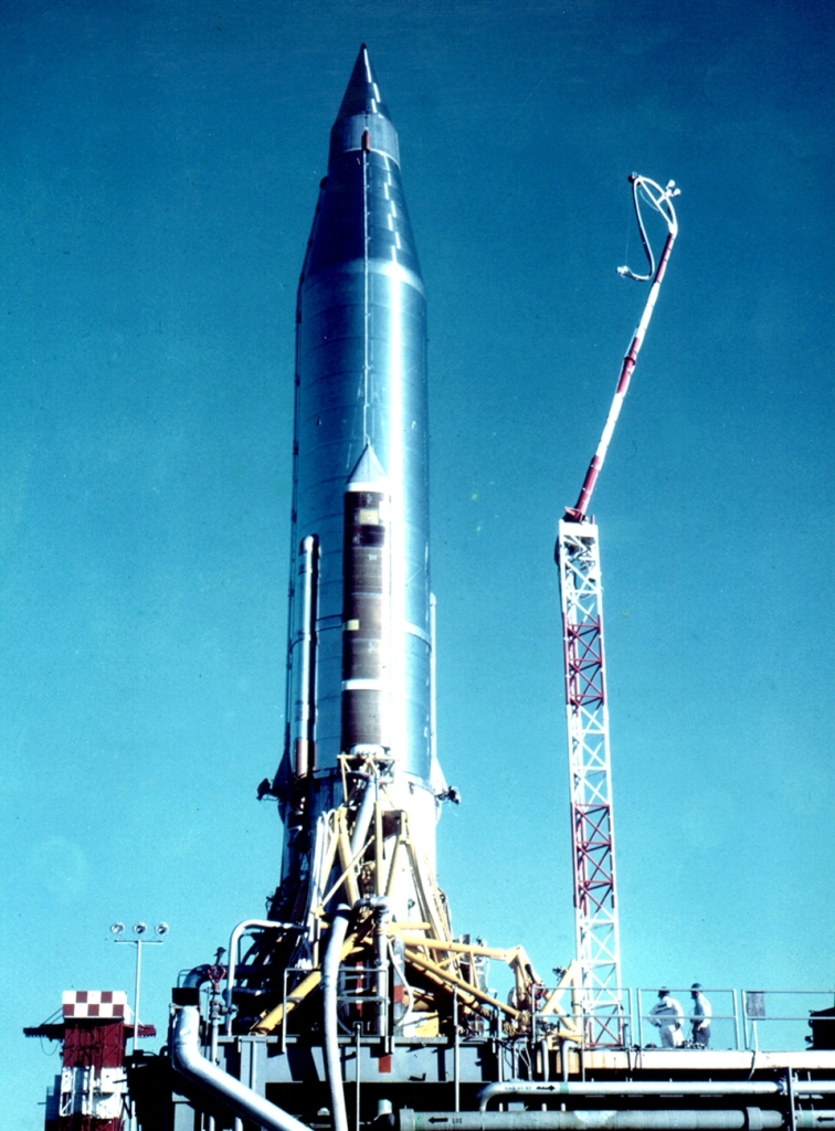 Raketa Atlas B s telekomunikační družicí SCORE na startovací rampě. Psal se rok 1958. V prvním měsíci roku příštího se zřítí do přístavu v Gdyni záhadný objekt… Zdroj foto: U.S. Air Force, Public domain, via Wikimedia Commons