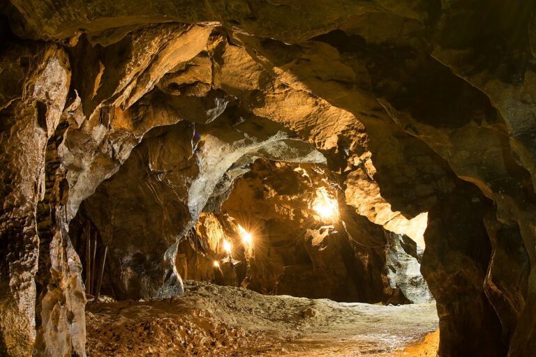 Výzkum jeskyně neustává, např. vědci z Univerzity Palackého dostali vzorek pokrmů, jež pravěcí lidé do podzemí přinášeli, jednalo se o spálené kousky stravy, které se budou analyzovat mikroskopy. Foto: Jiří Baisa / Creative Commons / CC-BY-SA-4.0