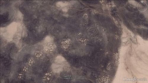Díky Google Earth jsme našli neuvěřitelné věci... Třeba tyhle geoglyfy... Foto: CNES/Astrium and DigitalGlobe via Creative commons