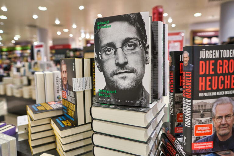 Kniha amerického informátora Edwarda Snowdena