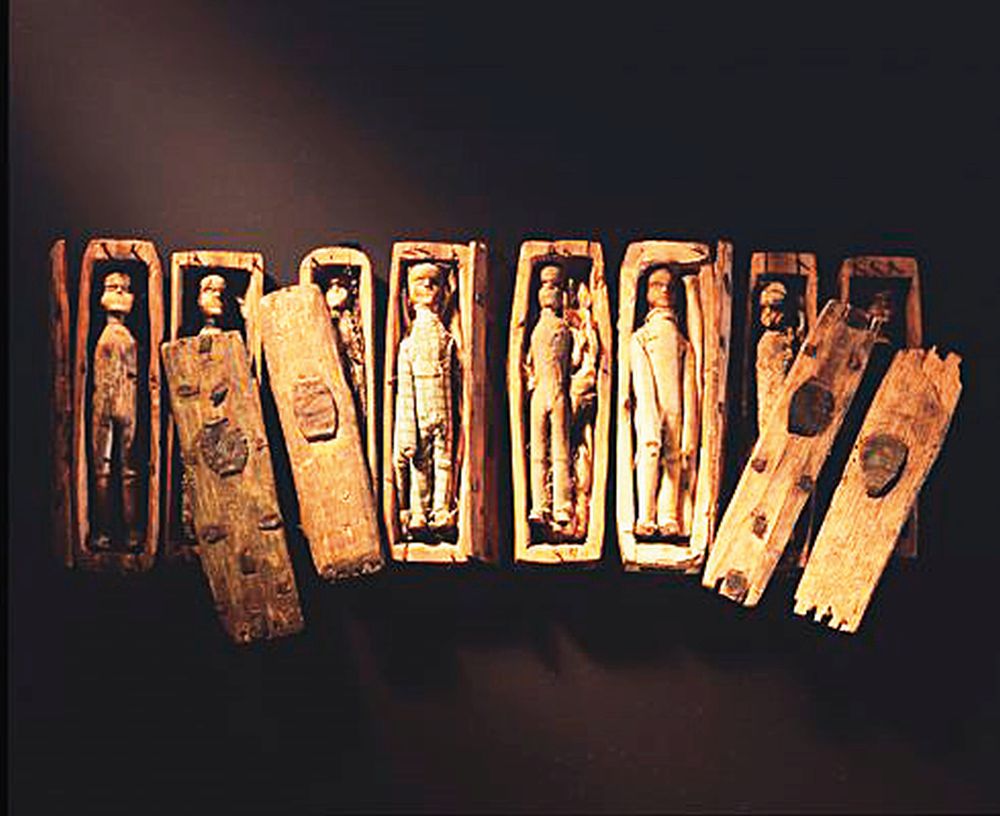 Skotsko, rom 1836 a sedmnáct miniaturních rakví s dřevěnými figurkami. 