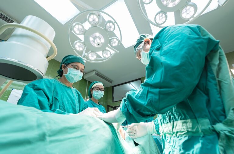 Během operace prý sledoval práci chirurga, foto Pixabay