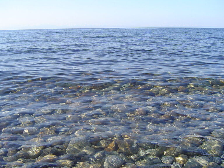 Voda v Bajkalu je extrémně čistá. Záhadné ponořené objekty jsou viditelné i z hladiny. Zdroj foto: Xchgall, CC BY-SA 3.0 , via Wikimedia Commons