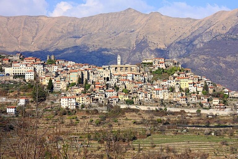 Vesnice Triora si stále uchovává historizující podobu. Zdroj foto: Alessandro Vecchi, CC BY-SA 3.0, via Wikimedia Commons