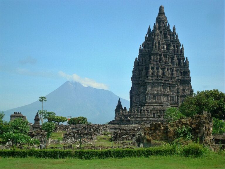 Pohled na sopku Merapi. V popředí hinduistický klášter. Zdroj foto: Arabsalam, CC BY-SA 4.0 , via Wikimedia Commons