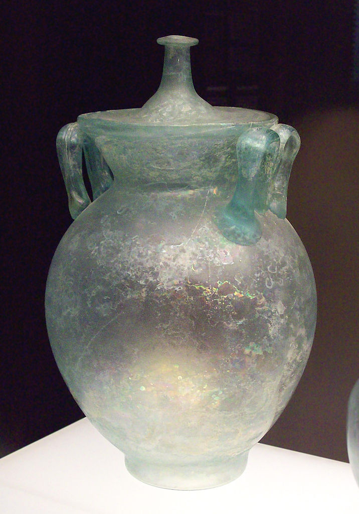 Římané znali i techniku foukaného skla. Touto metodou vznikaly například skleněné urny. Zdroj foto: Luis García, CC BY-SA 3.0 <https://creativecommons.org/licenses/by-sa/3.0>, via Wikimedia Commons