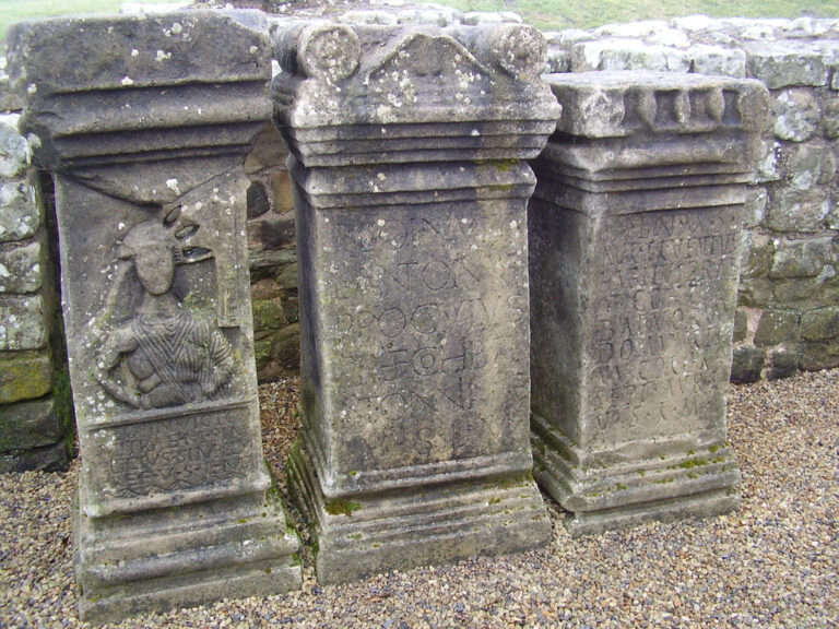 Dochované kamenné oltáře ze svatyně boha Mithry na Britských ostrovech. Zdroj foto: Alun Salt, CC BY-SA 2.0 , via Wikimedia Commons