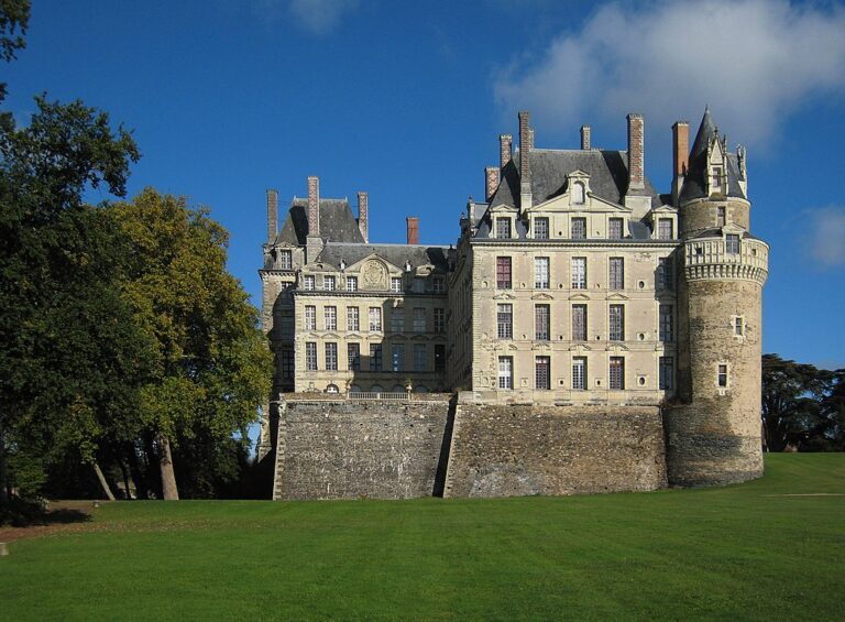 Díky své velikosti si zámek Brissac vysloužil i pojmenování „obr na Loiře“. Zdroj foto: Manfred Heyde, CC BY-SA 3.0 , via Wikimedia Commons