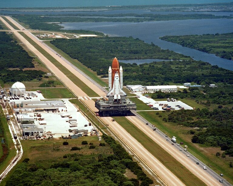 Raketoplán na transportéru - program raketoplánů NASA byl dávno již ukončen.