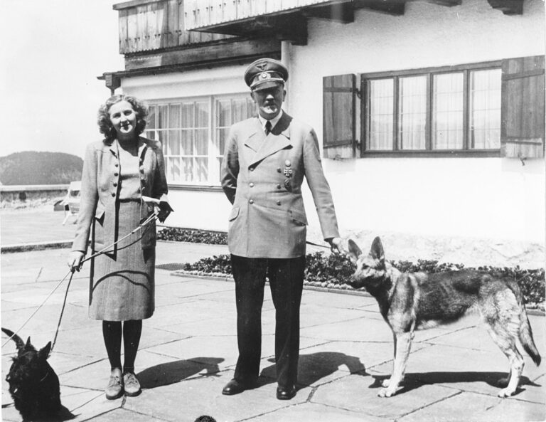 Adolf Hitler s Evou Braunovou. FOTO: Bundesarchiv / Creative Commons / CC BY-SA 3.0