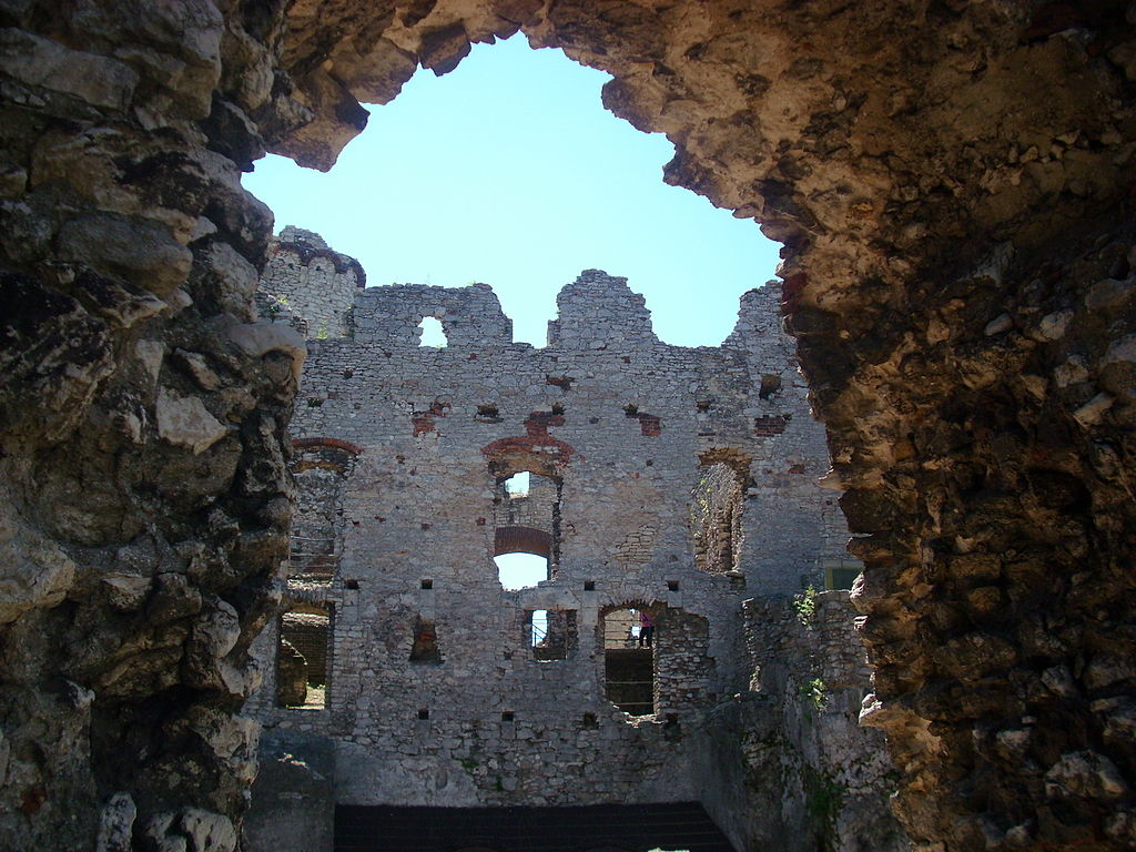 Pod hradem Ogrodzieniec prý existují i tajné podzemní prostory. Zdroj foto: M.Gola, CC BY-SA 4.0 , via Wikimedia Commons