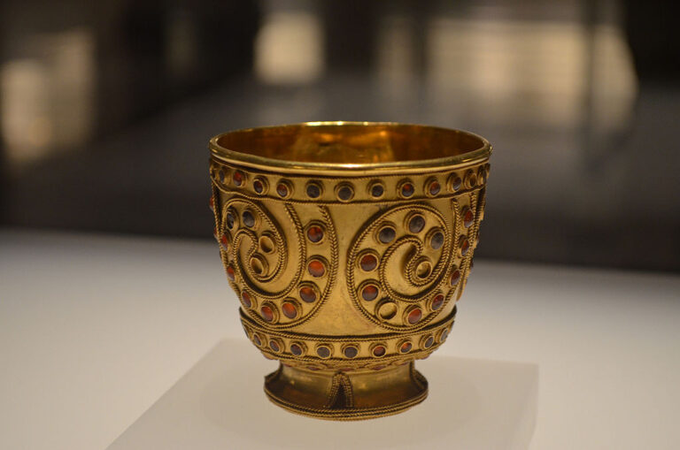 Skvostné poháry byly v antice vyráběny z drahých kovů. Mohlo je nerozbitné sklo ohrozit? Císař Tiberius se toho obával. Zdroj foto: TimeTravelRome, CC BY 2.0 , via Wikimedia Commons