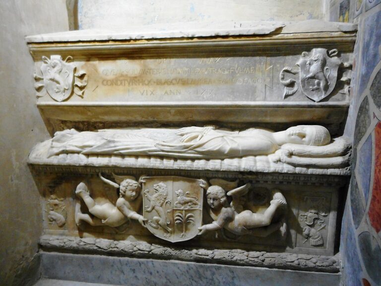 V tomto sarkofágu mají být ostatky zavražděné baronky. Zdroj foto: Stendhal55, CC BY-SA 4.0 , via Wikimedia Commons