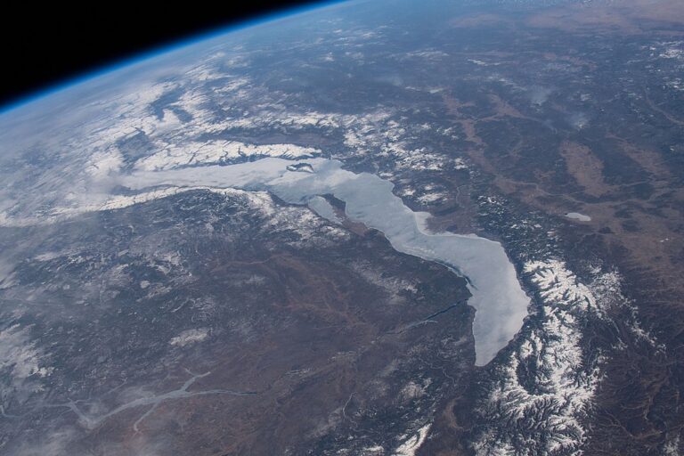 Pohled na jezero Bajkal z vesmíru. Zdroj foto: NASA, Public domain, via Wikimedia Commons