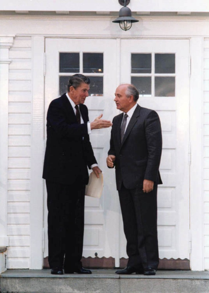 (zleva ) Prezident Ronald Reagan a generální tajemník Michal Gorbačov před vstupními dveřmi do vily Hofdi. Zdroj foto: Ronald Reagan Library, Public domain, via Wikimedia Commons
