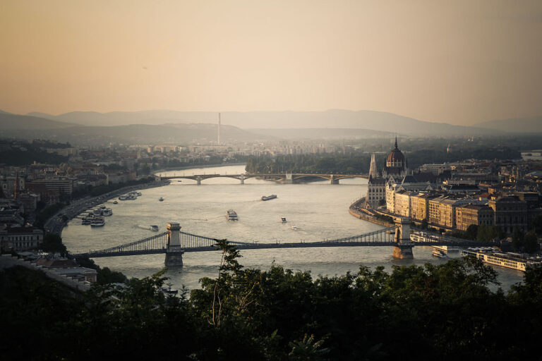 Pohled z kopce Gellért na Dunaj a historické budapešťské nábřeží. Zdroj foto: Jason Halsall, CC BY-SA 4.0 , via Wikimedia Commons