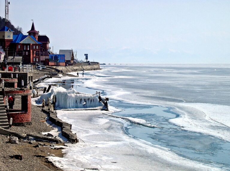 V zimním období panují na pobřeží Bajkalu tuhé mrazy. Hlášení o pozorování UFO a USO jsou v nepříznivém klimatu omezena na minimum. Zdroj foto: Octagon, CC BY 3.0 , via Wikimedia Commons