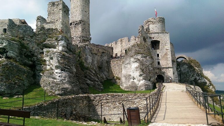 Nástupní plocha k prohlídce hradu Ogrodzieniec. Jen pozor na mysteriózního černého psa… Zdroj foto: Jacek Juszkiewicz, CC BY-SA 4.0 , via Wikimedia Commons