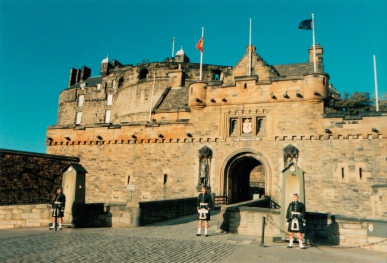 Hrad v Edinburku je i symbolickou pokladnicí se skotskými korunovačními klenoty. Zdroj foto: Kim Traynor, CC BY-SA 4.0 , via Wikimedia Commons