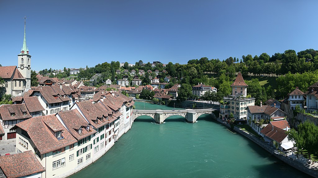 Řeka Aare v Bernu. Zdroj foto:  I, Daniel Schwen, CC BY-SA 3.0 , via Wikimedia Commons