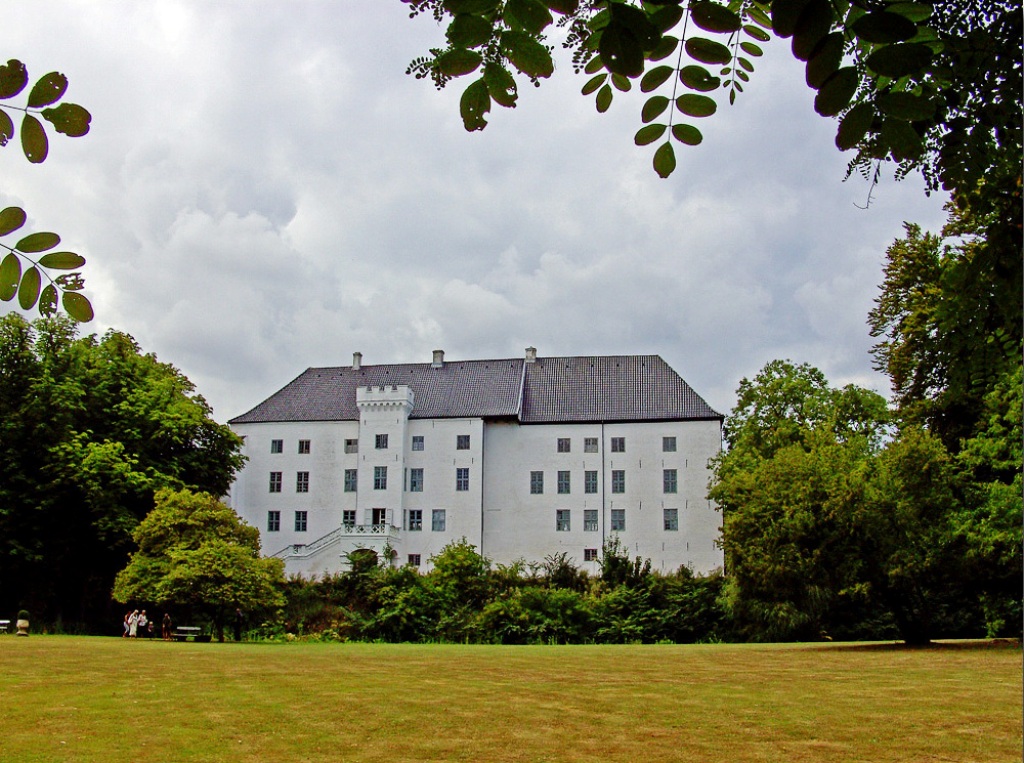 Hrad Dragsholm vypadá nyní spíše jako zámek. Nachází se zde i originální ubytovací zařízení. Strašidla a duchové jsou v ceně pobytu Zdroj foto:  Bococo, CC BY-SA 3.0, via Wikimedia Commons

