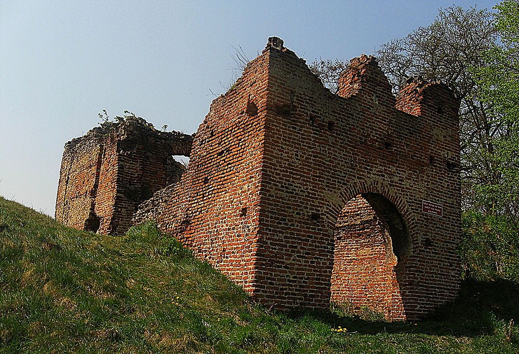 V lokalitě hradu Dankow se údajně  zjevuje přízrak bezhlavého jezdce. Zdroj foto:  Magdalia25, CC BY-SA 3.0 PL , via Wikimedia Commons