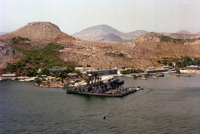 Jedna z řeckých námořních základen, kterou v minulém století využívaly i americké ozbrojené síly. Je možné, že americko-řecká spolupráce probíhala i v utajovaných archeologických výzkumech. Zdroj foto: PHC C. Pedrick, USN, Public domain, via Wikimedia Commons