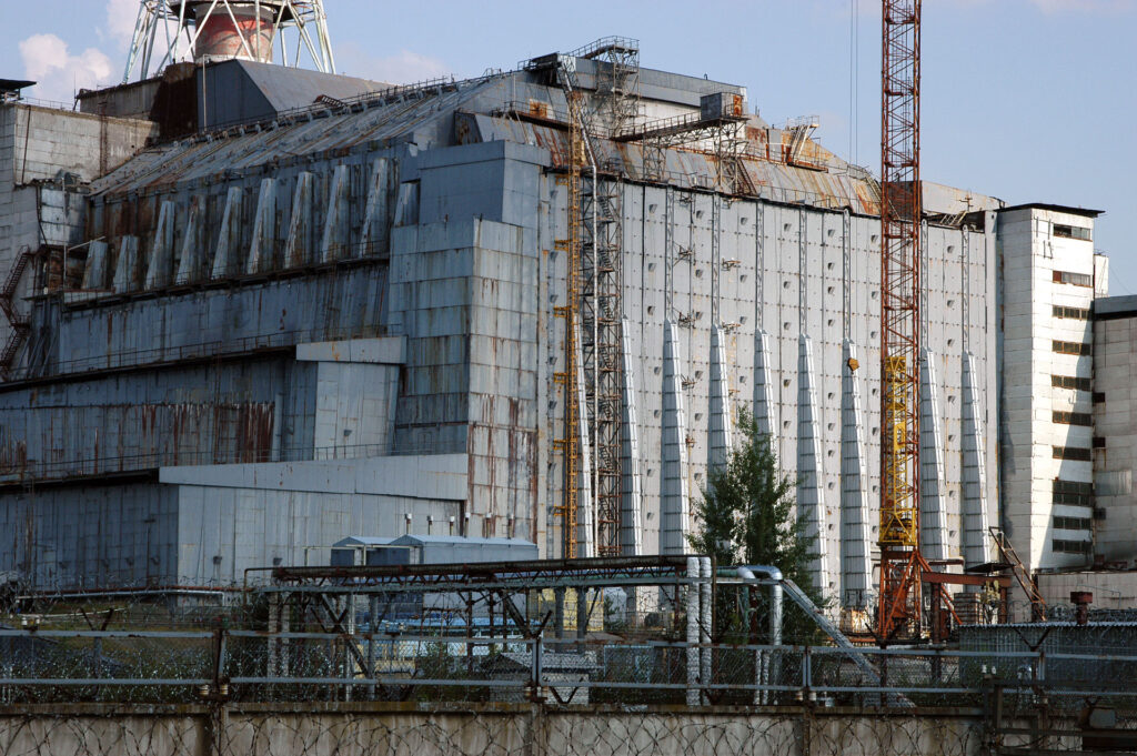 Sarkofág vybudovaný kolem reaktoru číslo 4, foto IAEA Imagebank / Creative Commons / CC BY-SA 2.0 