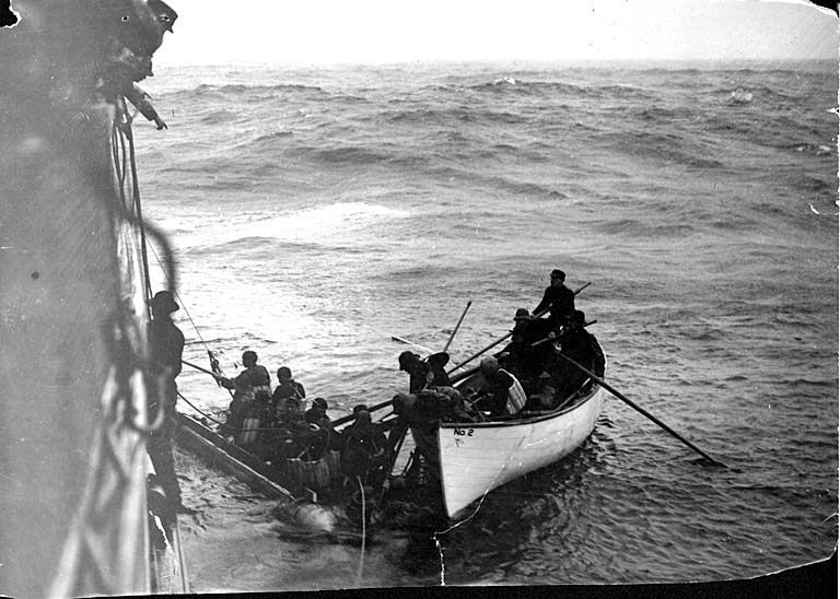 Ze záchranných člunů se do bezpečí dostal jen jediný, foto neznámý autor / Creative Commons / volné dílo