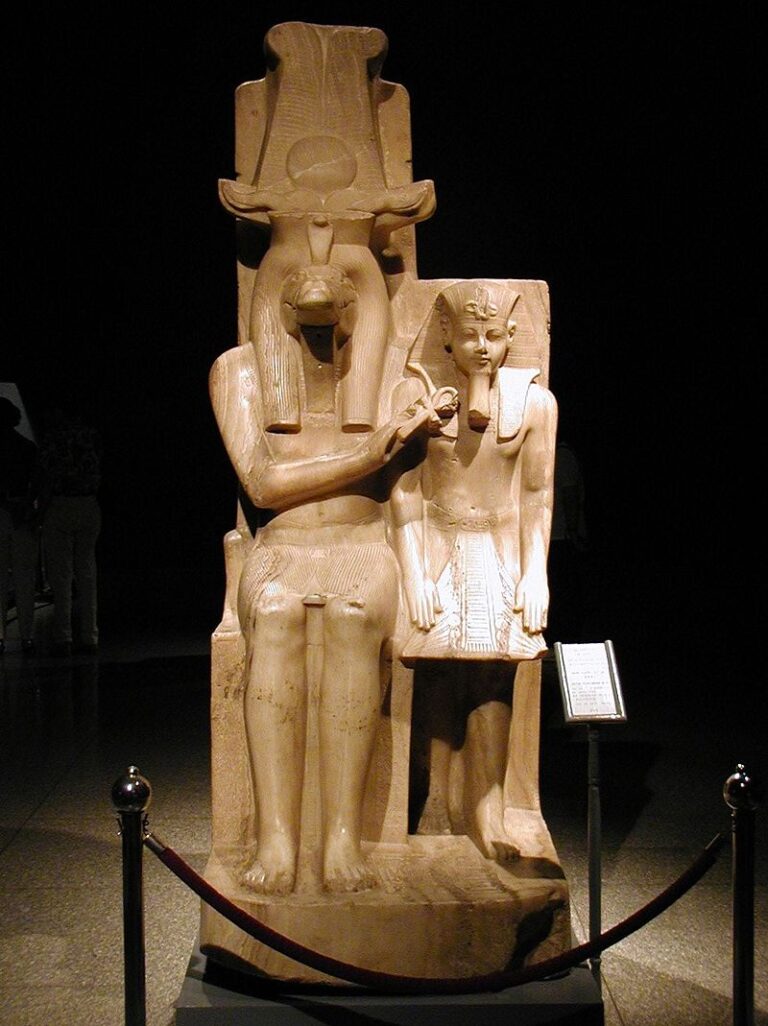 Amenhotep II. a bůh sopek. Foto: Gerárd Ducher - CC BY-SA 2.5