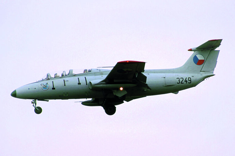Pilot vojenského letounu L-29 Delfín spatřil na obloze něco, co se vymyká všem vysvětlením.