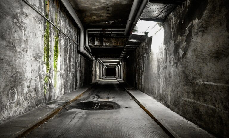 Největší paranormální aktivita je dole v chodbách. Foto: Pixabay