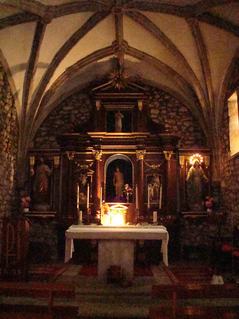 Interiér kostela v obci. Zdroj foto: Lourdes Cardenal, CC BY-SA 3.0 <https://creativecommons.org/licenses/by-sa/3.0/>, via Wikimedia Commons