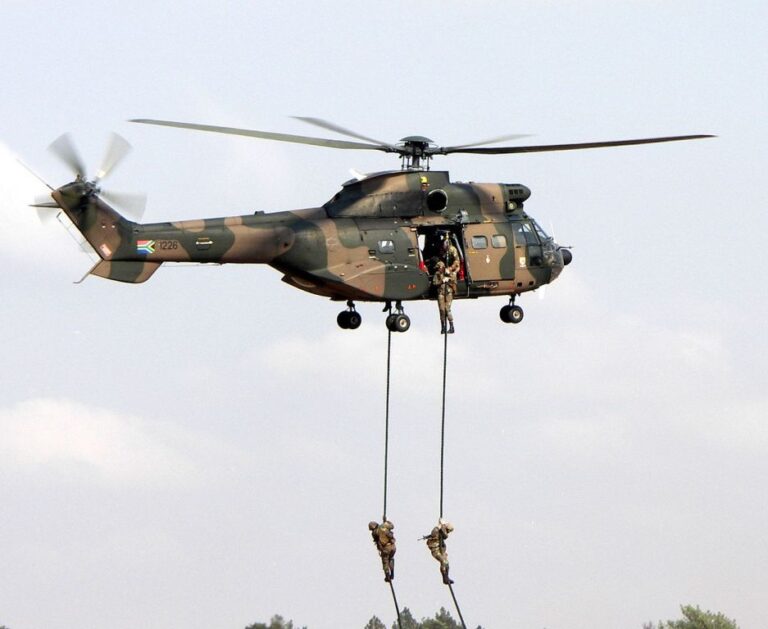 Nad místo havárie UFO brzy přiletěly vrtulníky jihoafrických leteckých sil. Zdroj ilustračního fota: NJR ZA, CC BY-SA 3.0 <https://creativecommons.org/licenses/by-sa/3.0>, via Wikimedia Commons