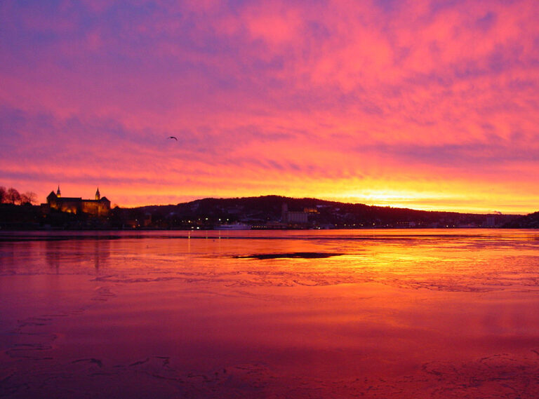 Západ slunce někdy promění vody Oslofjordu v blízkosti hradu v přízračné „krvavé moře“. Zdroj foto: Bjørn Christian Tørrissen, CC BY-SA 3.0 , via Wikimedia Commons