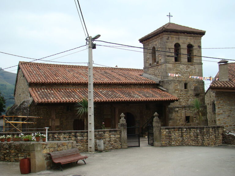 Kostel v obci San Sebastian de Garabandal. Zdroj foto: Lourdes Cardenal, CC BY-SA 3.0 , via Wikimedia Commons