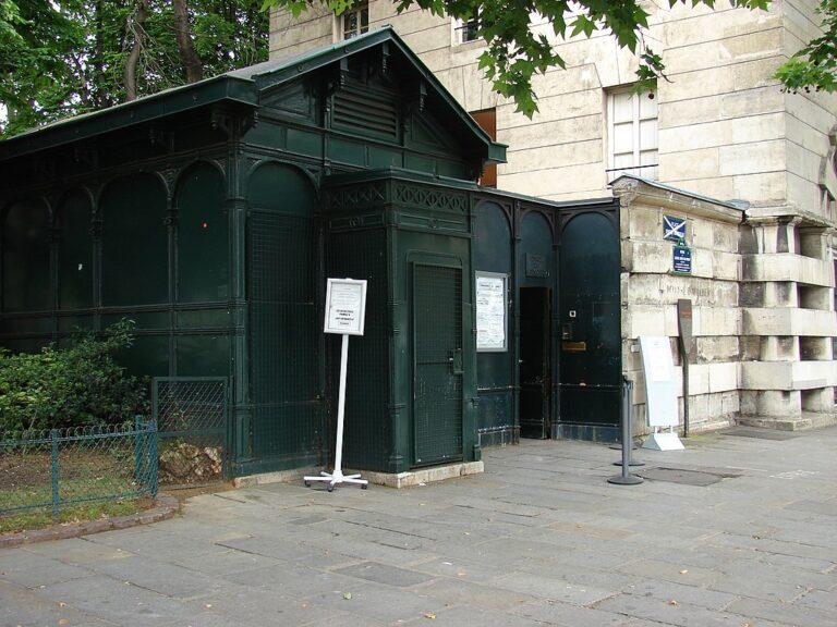 Oficiální vchodové místo pařížských katakomb. Zdroj foto: Campola, CC BY 3.0 , via Wikimedia Commons