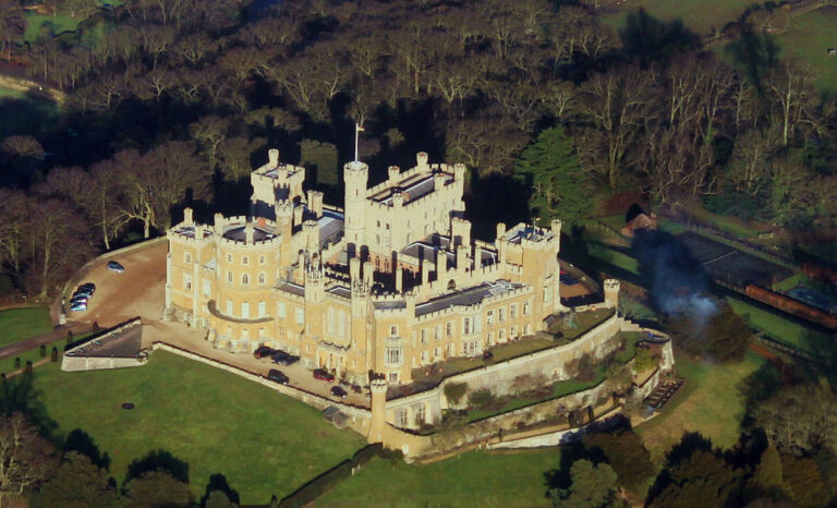 Současná podoba zámku Belvoir. Zdroj foto: Jerry Gunner from Lincoln, UK, CC BY 2.0 <https://creativecommons.org/licenses/by/2.0>, via Wikimedia Commons