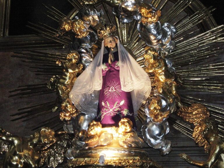 Středobodem výzdoby kostela Narození Panny Marie je tato drobná gotická soška. Od ní se mají zázraky odvíjet. Zdroj foto: Václav Brodský, CC BY-SA 3.0 , via Wikimedia Commons