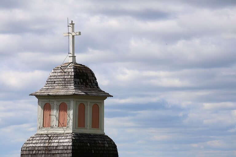 Symbol kříže na zvonici kostela v Borgvanett neznamená, že je v okolí mír a pokoj. Zdroj foto: Jojoo64, CC BY-SA 4.0 <https://creativecommons.org/licenses/by-sa/4.0>, via Wikimedia Commons