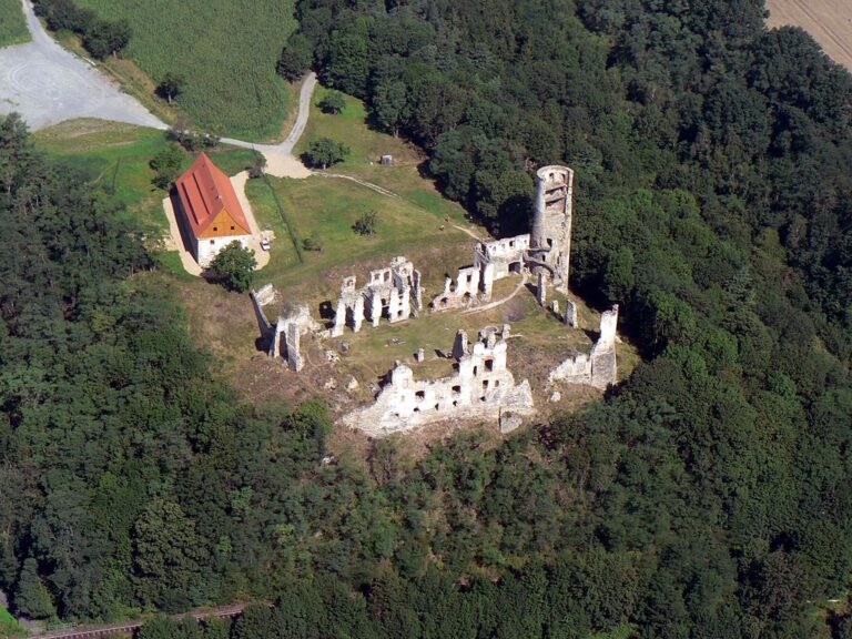 Letecký pohled na areál bývalého zámku. Zdroj foto: JardaTravnicek, Public domain, via Wikimedia Commons