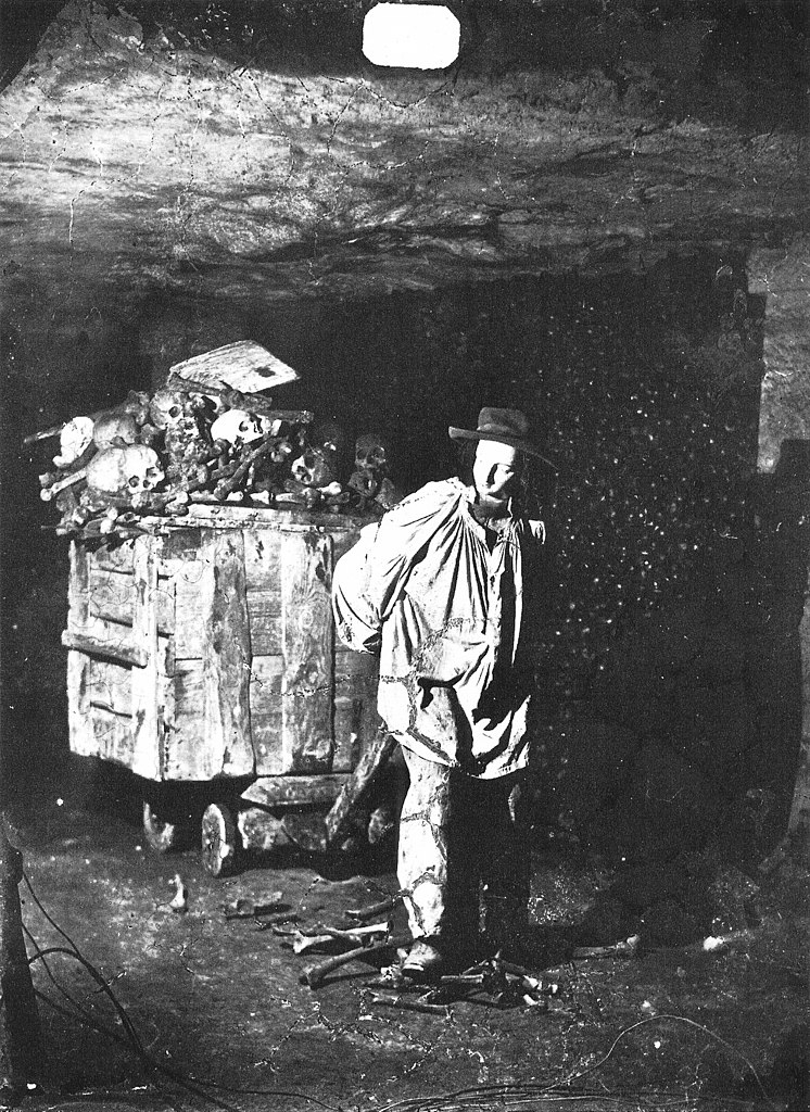 První fotografie interiérů pařížských katakomb pořídil již v šedesátých letech devatenáctého století slavný francouzský fotograf Gaspard-Félix Tournachon (1825-1903), který se stal známým pod pseudonymem Nadar. Zdroj foto: Nadar, Public domain, via Wikimedia Commons