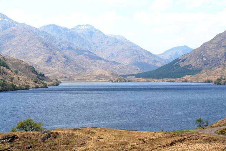 Velká část pokladu má být stále ukrytá kdesi v okolí jezera Loch Arkaig. Zdroj foto: Heather Eeles, CC BY 3.0 , via Wikimedia Commons
