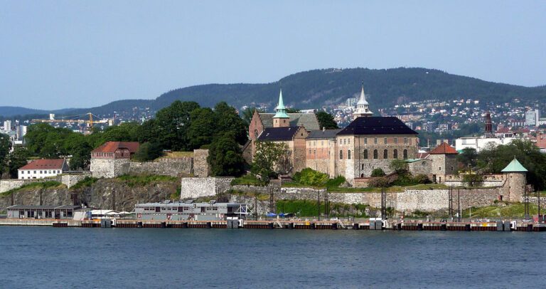 Hrad Akershus má základy ve třináctém století. Zdroj foto: Ghirlandajo, CC BY-SA 4.0 <https://creativecommons.org/licenses/by-sa/4.0>, via Wikimedia Commons