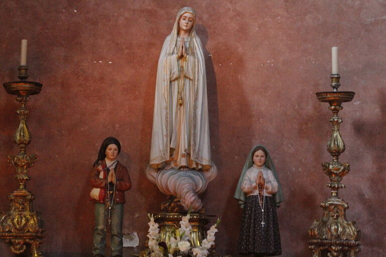 Události ve vesnici Garabandal jsou někdy přirovnávány k zjevení Panny Marie v portugalské Fátimě v roce 1917. Zdroj obrázku: Bingar1234, Public domain, via Wikimedia Commons