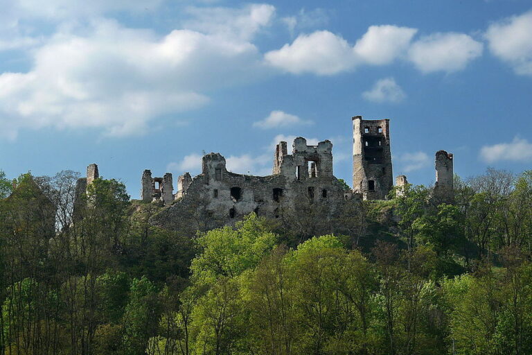 Zříceninu zámku si oblíbily i štáby filmařů. Zdroj foto: LaSo, CC BY-SA 3.0 , via Wikimedia Commons