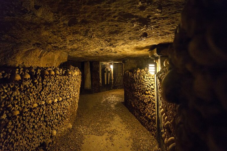 Povšimněte si struktury zdí chodby. Ano, jsou to lidské ostatky. Pařížské katakomby jsou považovány za největší kostnici na světě. Zdroj foto: Dale Cruse from San Francisco, CA, USA, CC BY 2.0 , via Wikimedia Commons