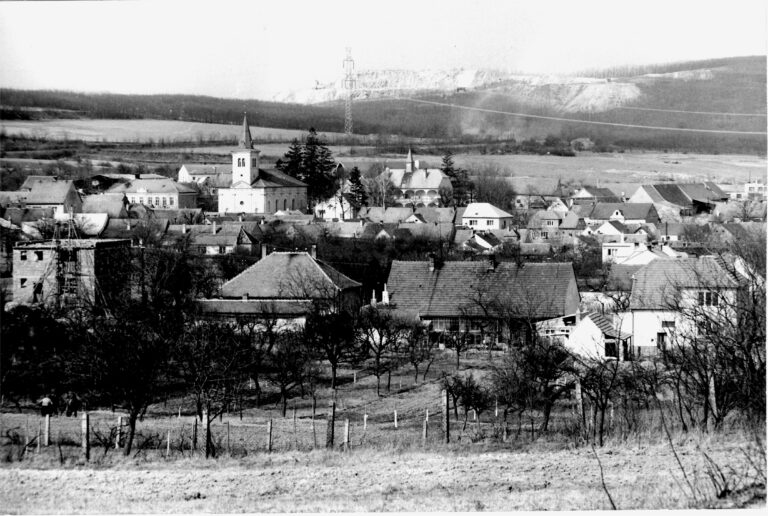 V pozadí obce Bohutice lze vidět, jak Leskoun vypadal v minulosti. Děly se na něm paranormální jevy už tehdy? Foto: Celu1956 – Vlastní dílo, CC BY-SA 4.0